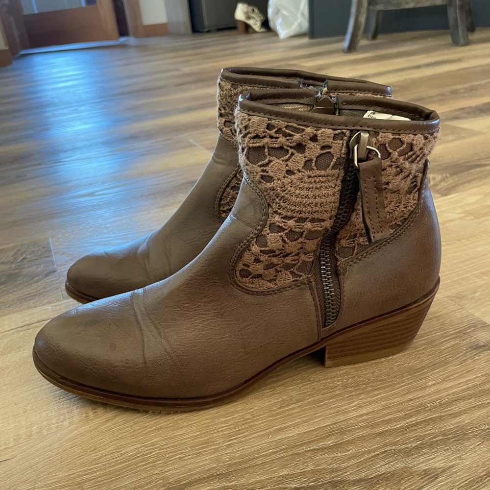Lace Detailed Booties